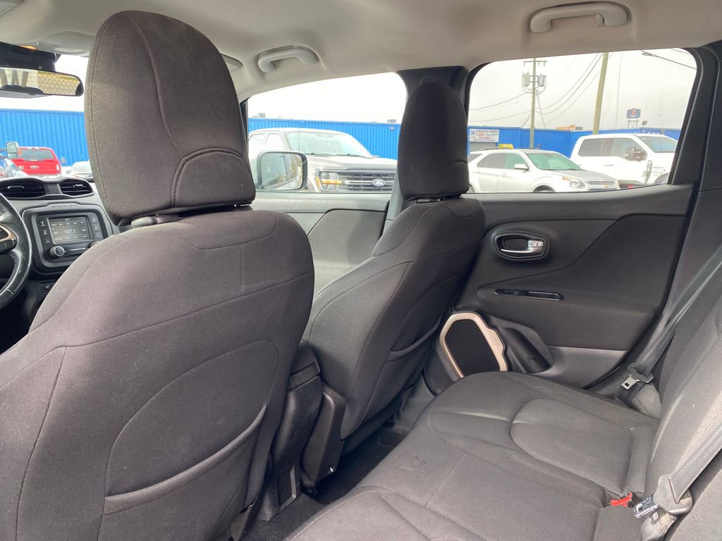 Used 2015 Jeep Renegade Latitude w/ Cold Weather Group FWD image 14