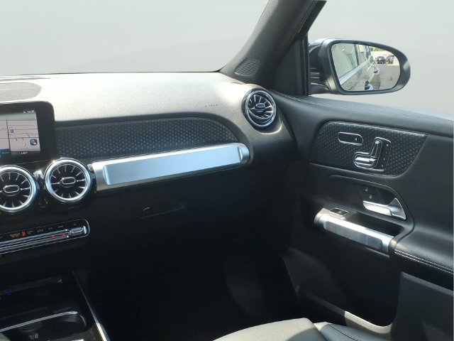 Used 2024 Mercedes-Benz GLB 250 4MATIC w/ Exclusive Package image 12