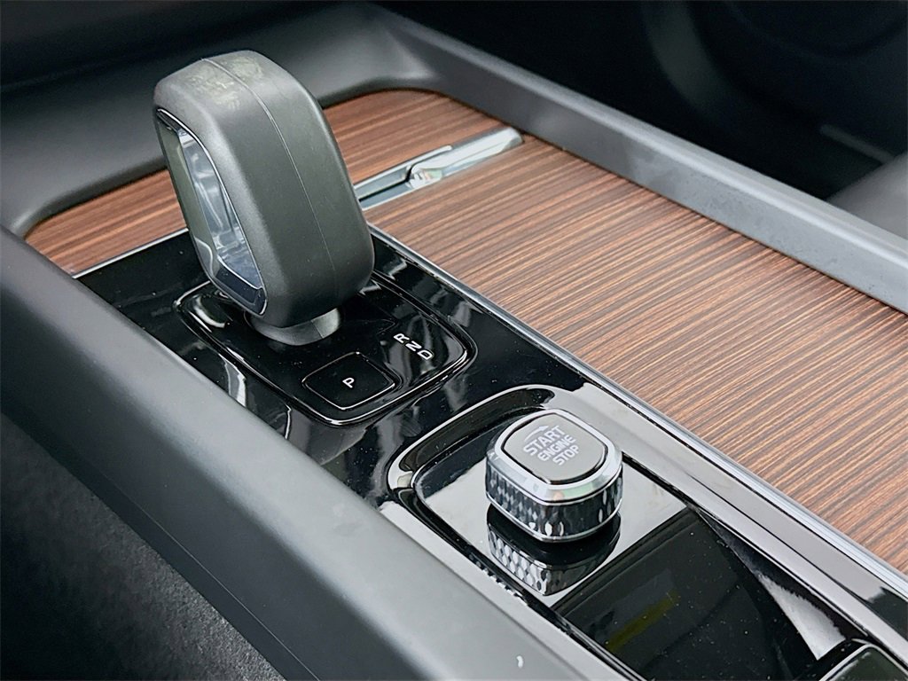 Used 2023 Volvo XC60 T8 Plus image 18