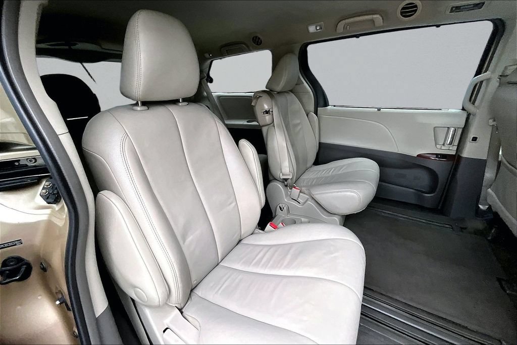Used 2013 Toyota Sienna XLE FWD image 26