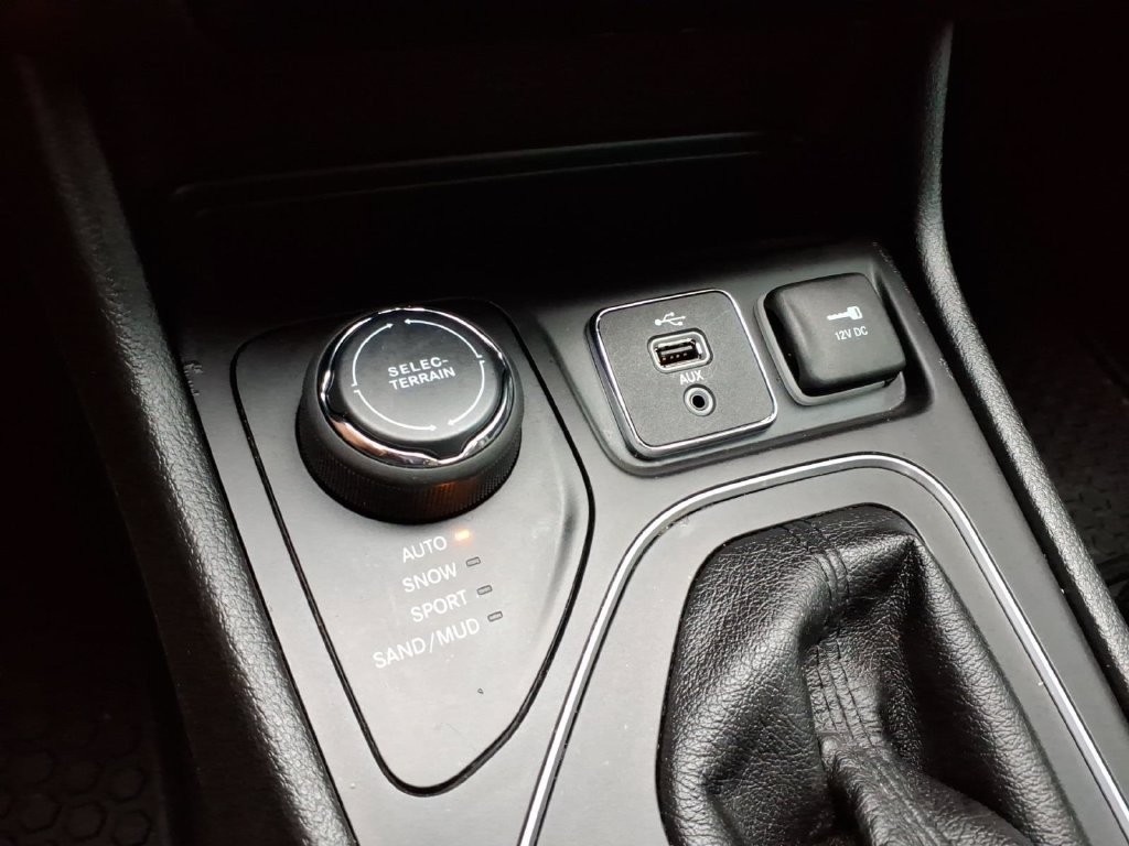 Certified 2019 Jeep Cherokee Latitude Plus w/ Cold Weather Group AWD/4WD image 19