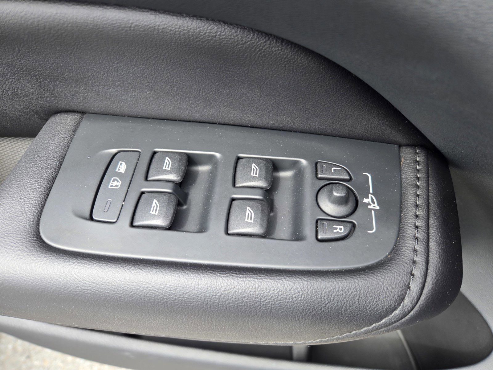 Used 2023 Volvo XC60 B5 Plus FWD image 26