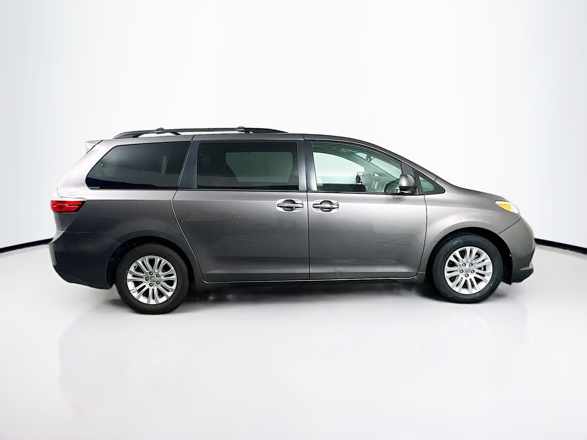 Used 2015 Toyota Sienna XLE FWD image 10