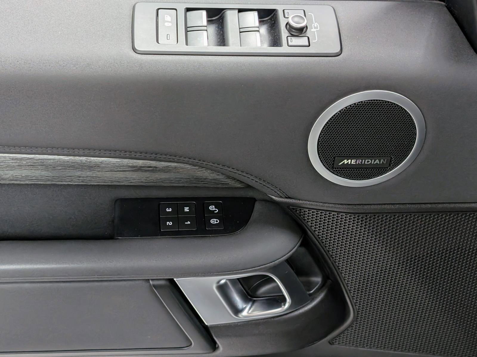 Used 2017 Land Rover Discovery HSE image 14