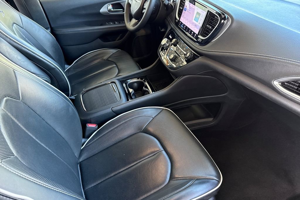 Used 2025 Chrysler Pacifica Limited image 25
