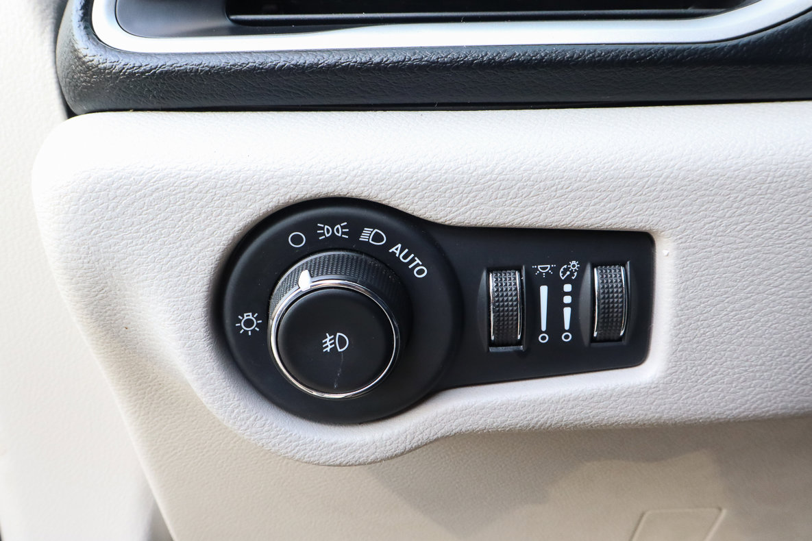 Used 2023 Chrysler Pacifica Touring-L image 15