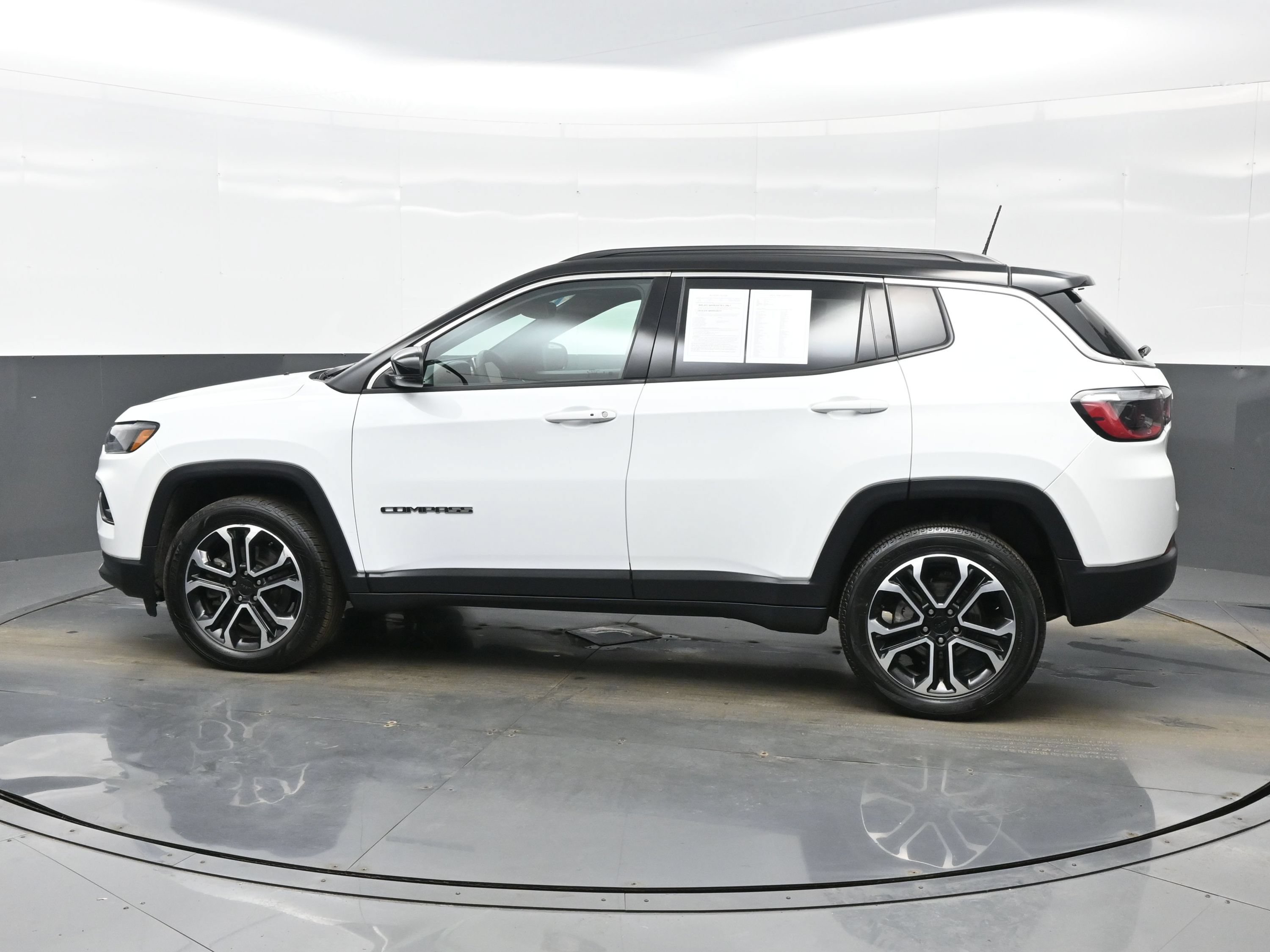 Used 2023 Jeep Compass Limited w/ Sun and Sound Group AWD/4WD image 4