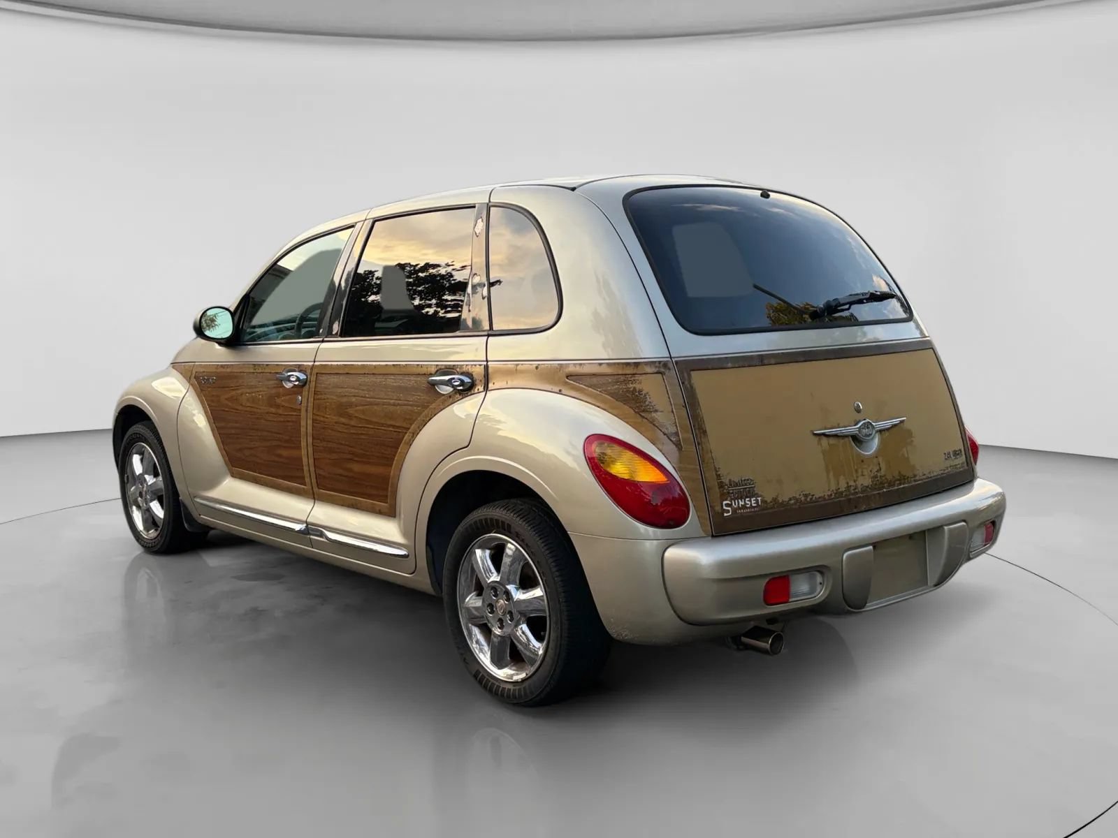 Used 2005 Chrysler PT Cruiser Limited FWD image 3