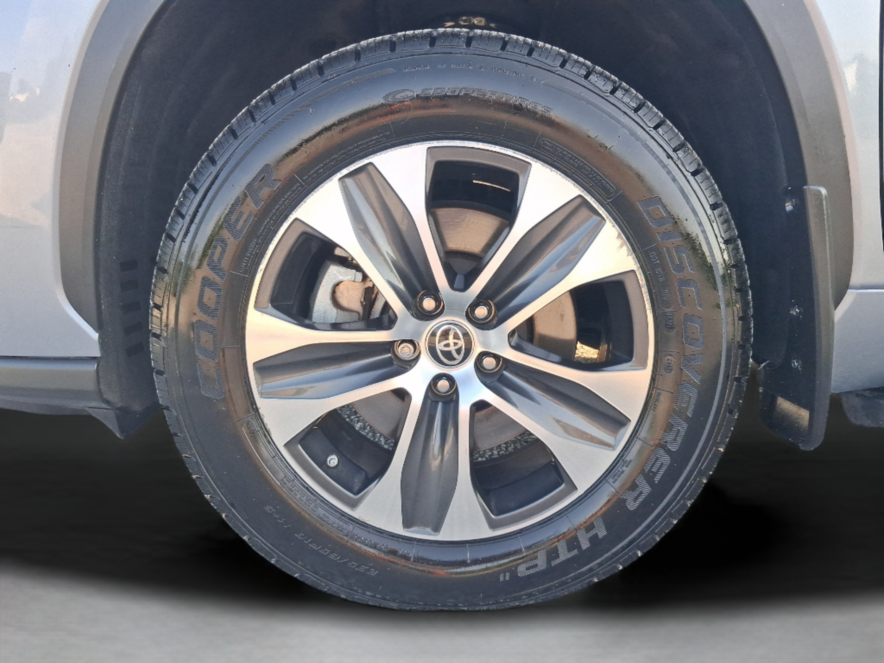 Used 2022 Toyota Highlander XLE AWD/4WD image 10
