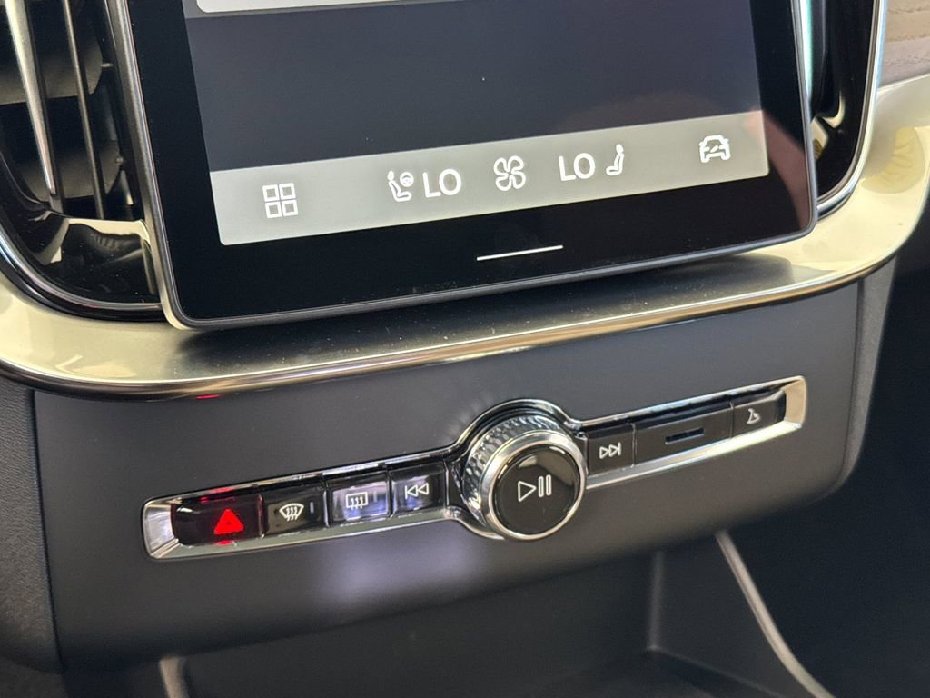 New 2026 Volvo XC90 B6 Plus w/ Protection Package Premier image 19
