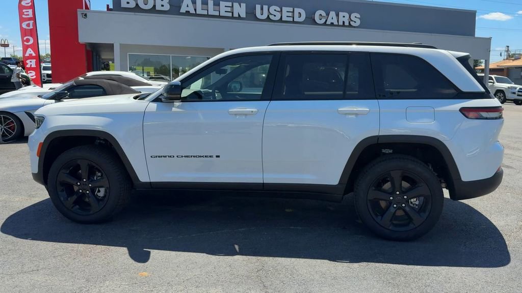 Used 2025 Jeep Grand Cherokee Limited w/ Black Appearance Package AWD/4WD image 4