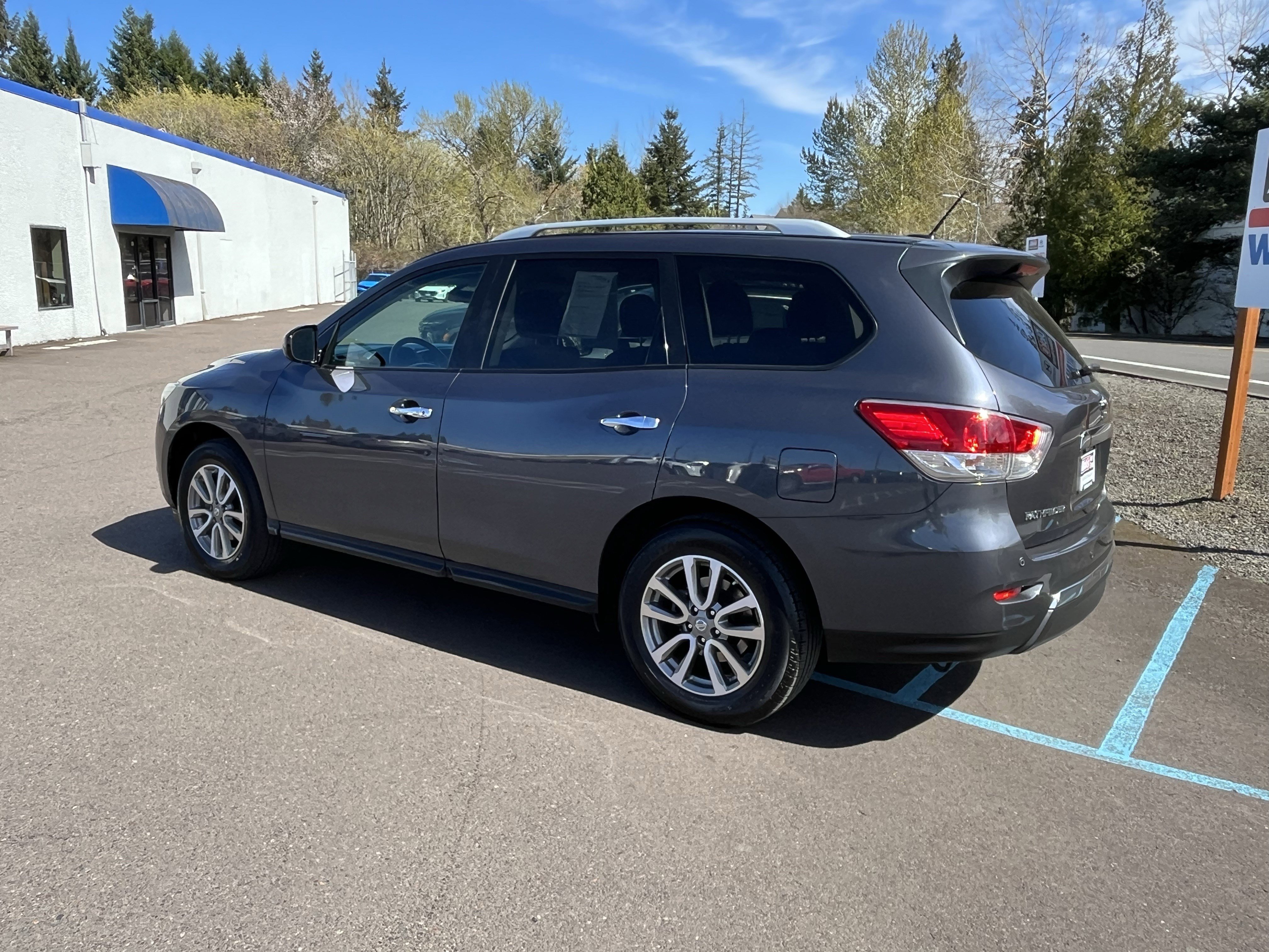 Used 2014 Nissan Pathfinder SV image 3