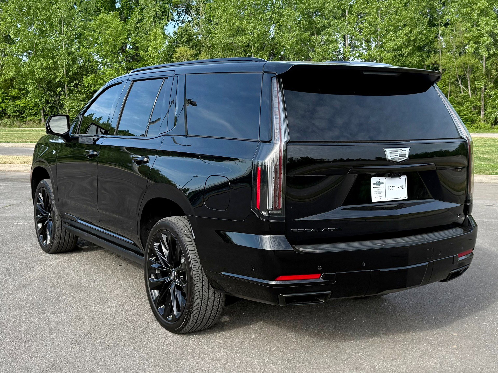 Used 2025 Cadillac Escalade Sport Platinum w/ LPO, ONYX Package image 4