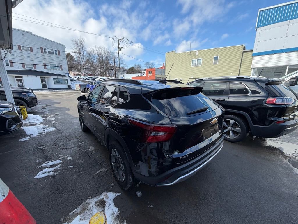 Used 2025 Chevrolet Trax LT image 3