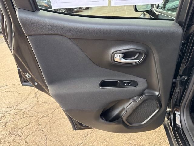 Used 2021 Jeep Renegade Latitude w/ Luxury Group II image 17