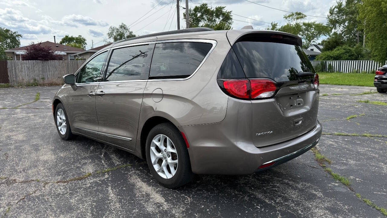 Used 2017 Chrysler Pacifica Touring-L w/ Tire & Wheel Group FWD image 4