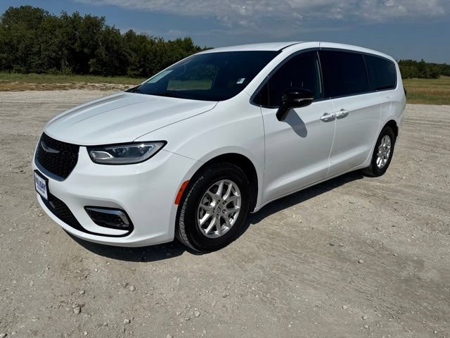 Used 2025 Chrysler Pacifica Select