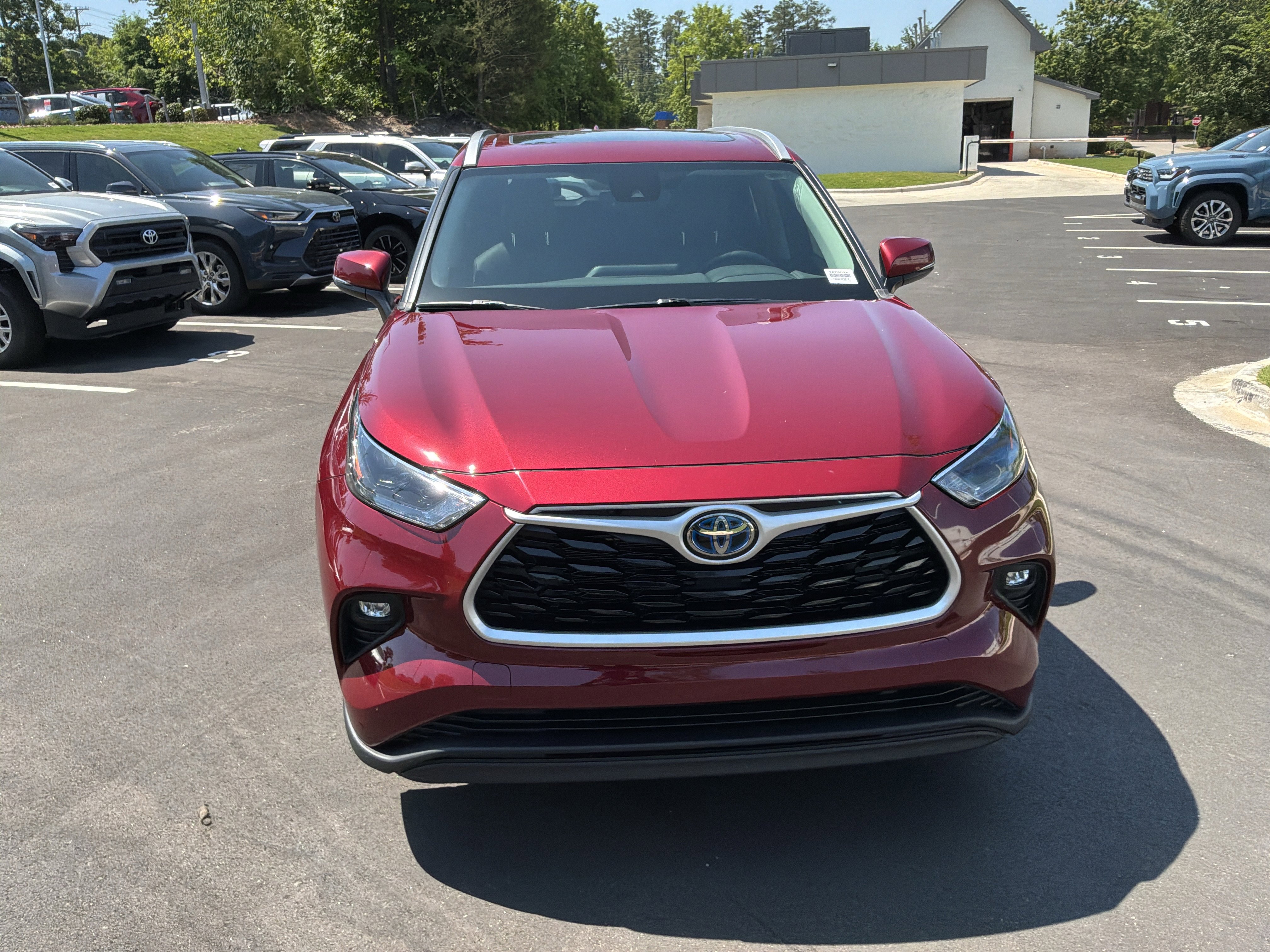 Used 2022 Toyota Highlander XLE AWD/4WD image 3