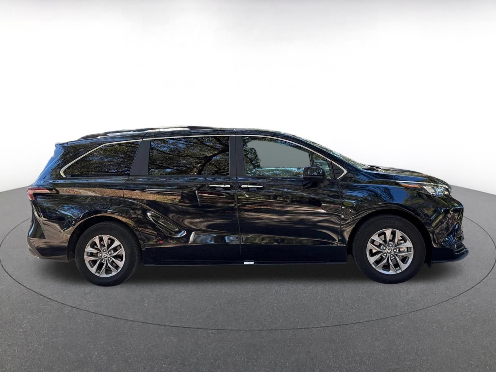 Used 2025 Toyota Sienna XLE FWD image 9