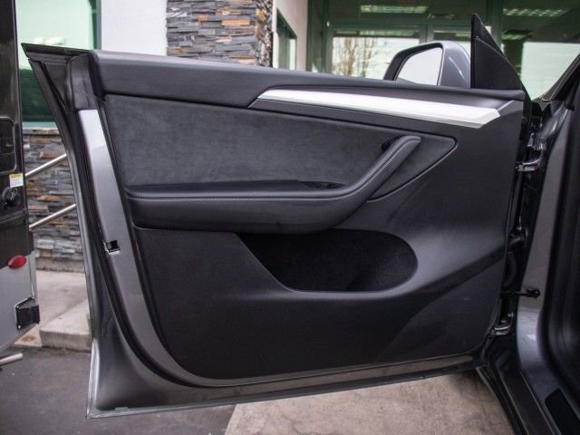 Used 2025 Tesla Model Y Long Range image 9