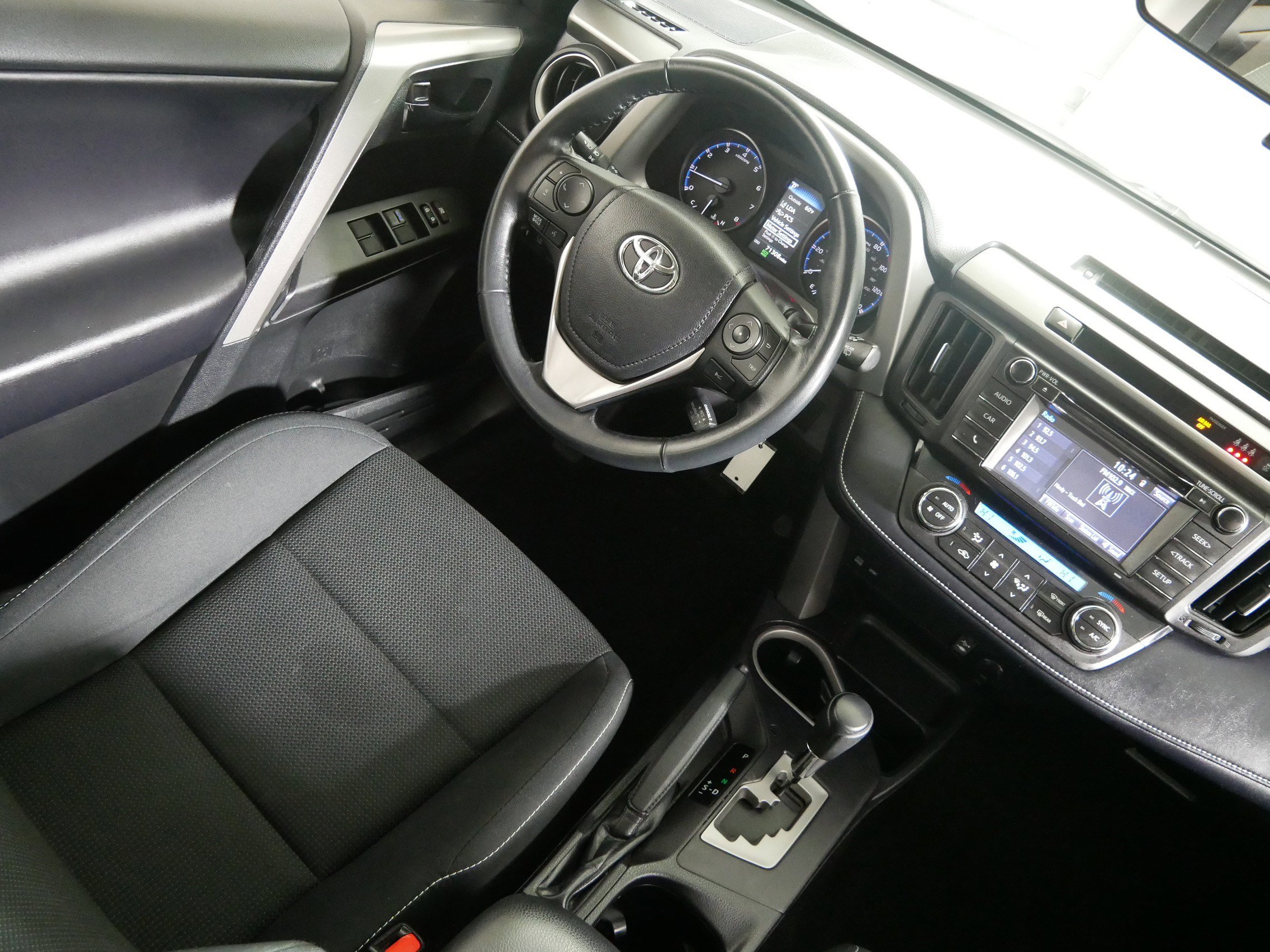 Used 2018 Toyota RAV4 XLE image 9