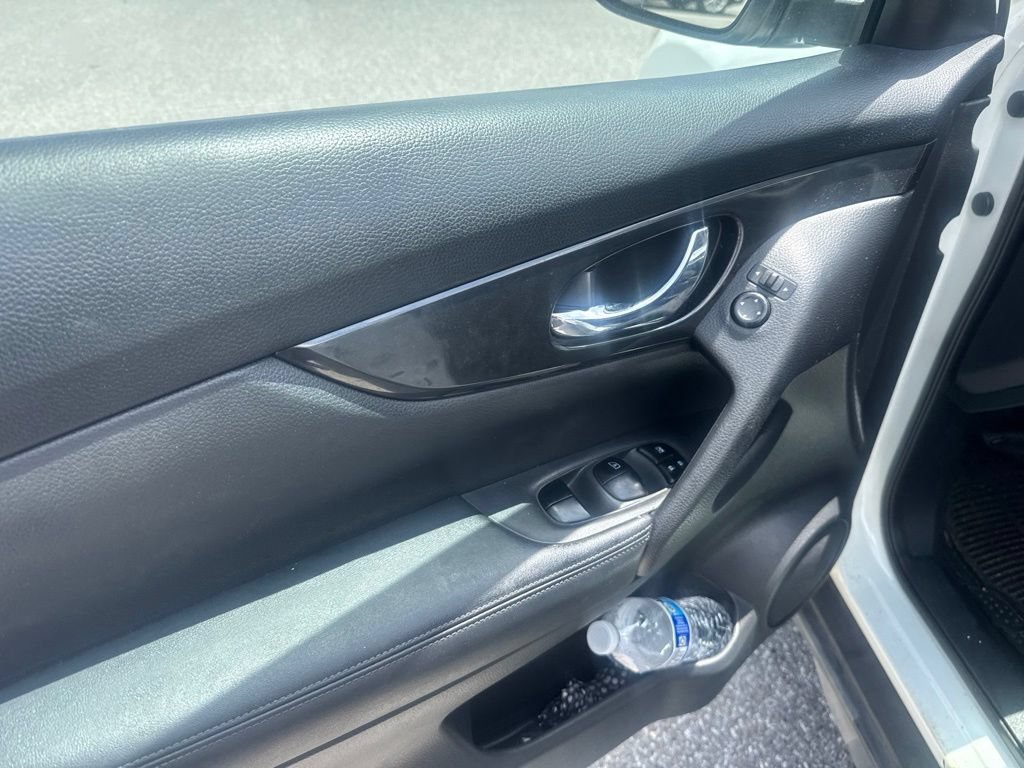Used 2018 Nissan Rogue SV FWD image 12