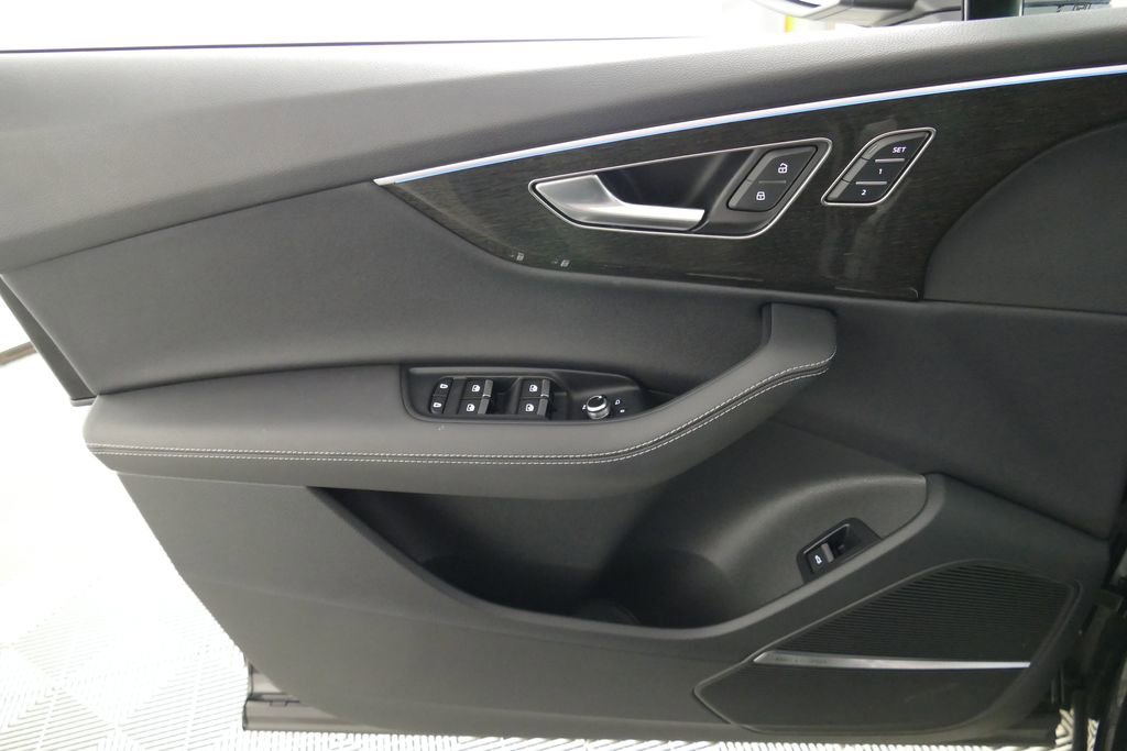 Used 2025 Audi Q7 3.0T Premium Plus image 24