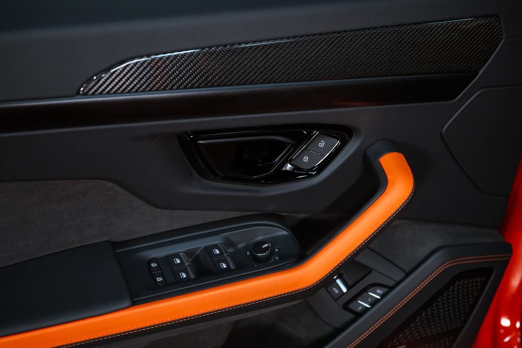 Used 2025 Lamborghini Urus SE AWD/4WD image 37