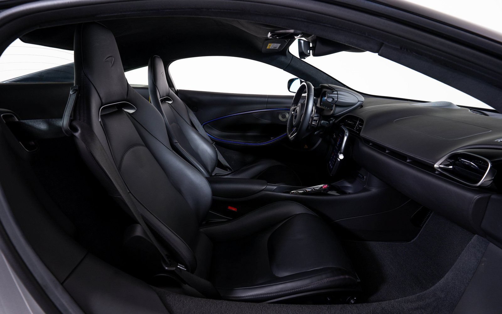 Used 2023 McLaren Artura RWD image 18