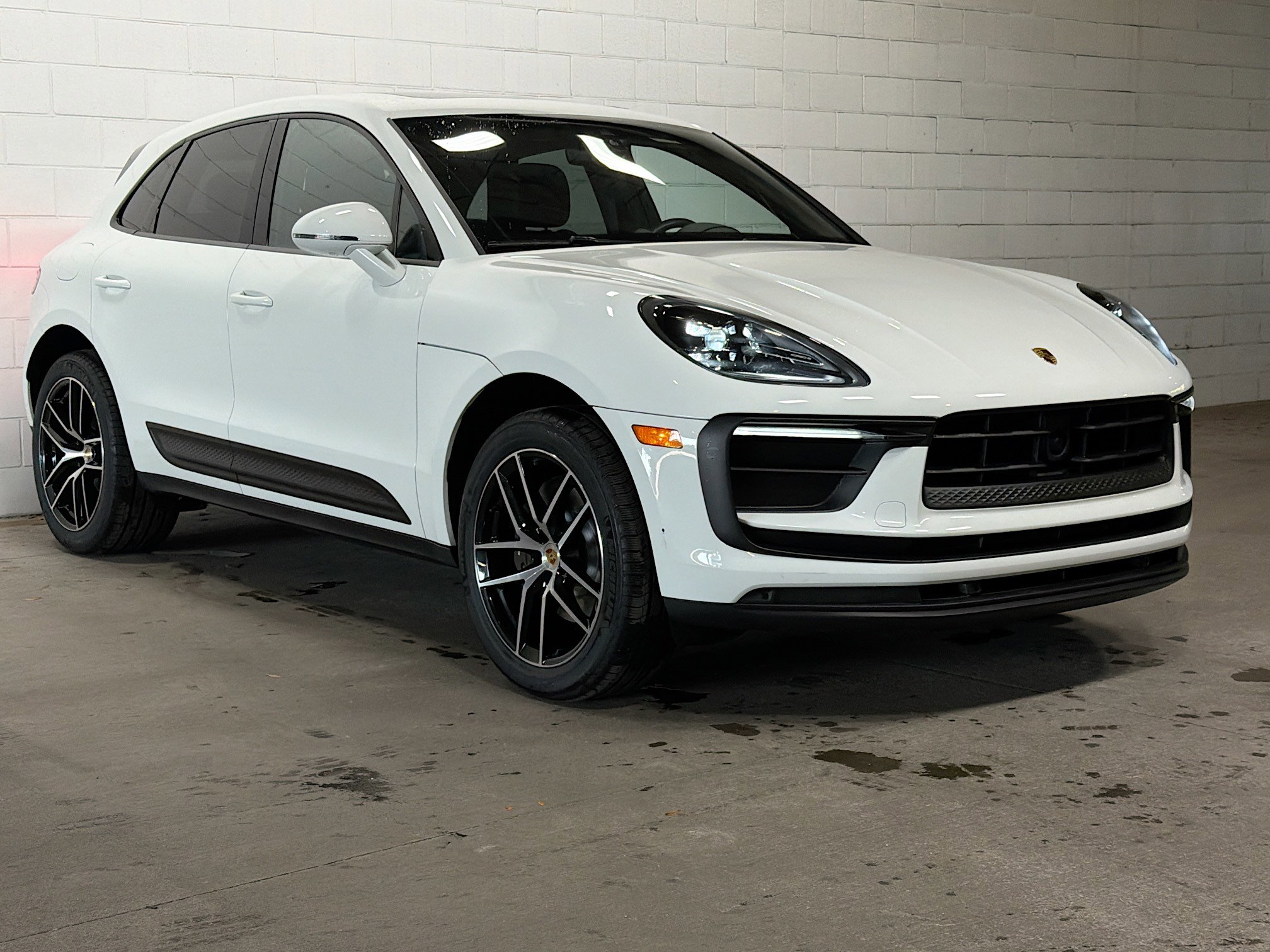 Certified 2023 Porsche Macan AWD/4WD image 6