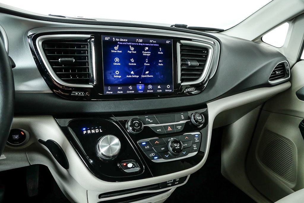 Used 2018 Chrysler Pacifica Touring-L image 17