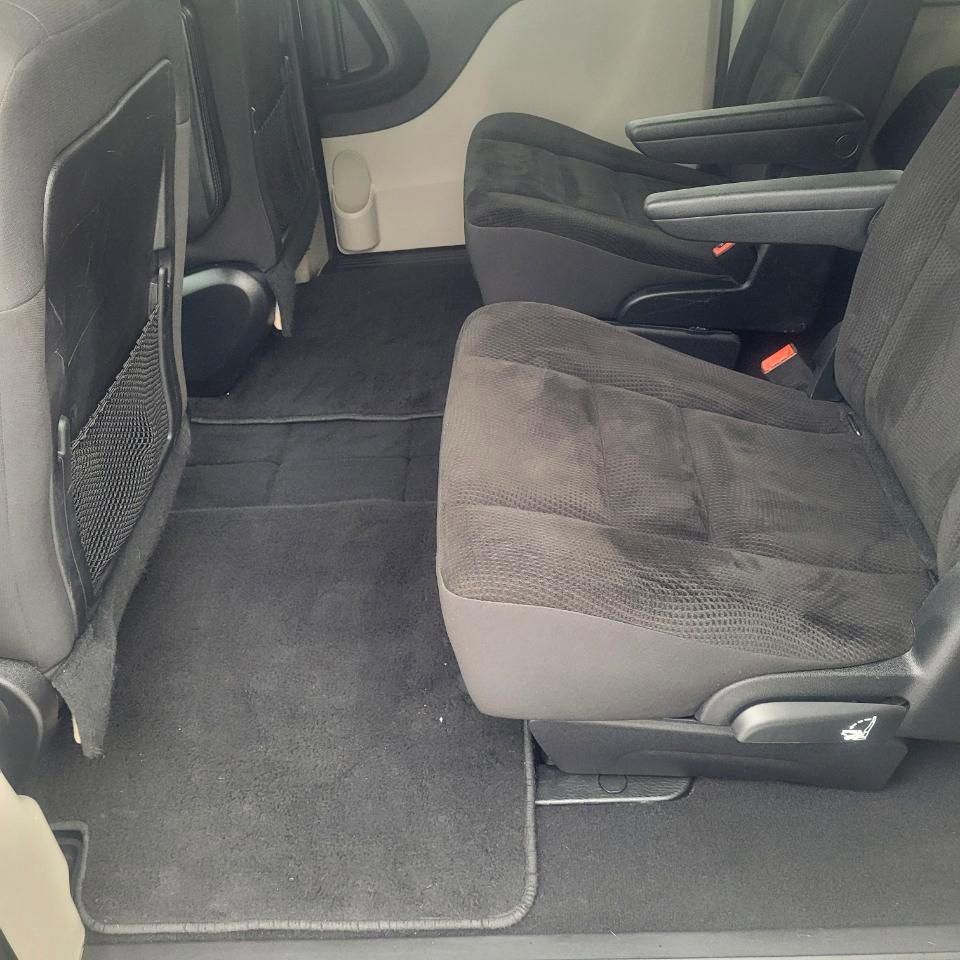 Used 2019 Dodge Grand Caravan SE w/ UConnect Hands-Free Group image 25