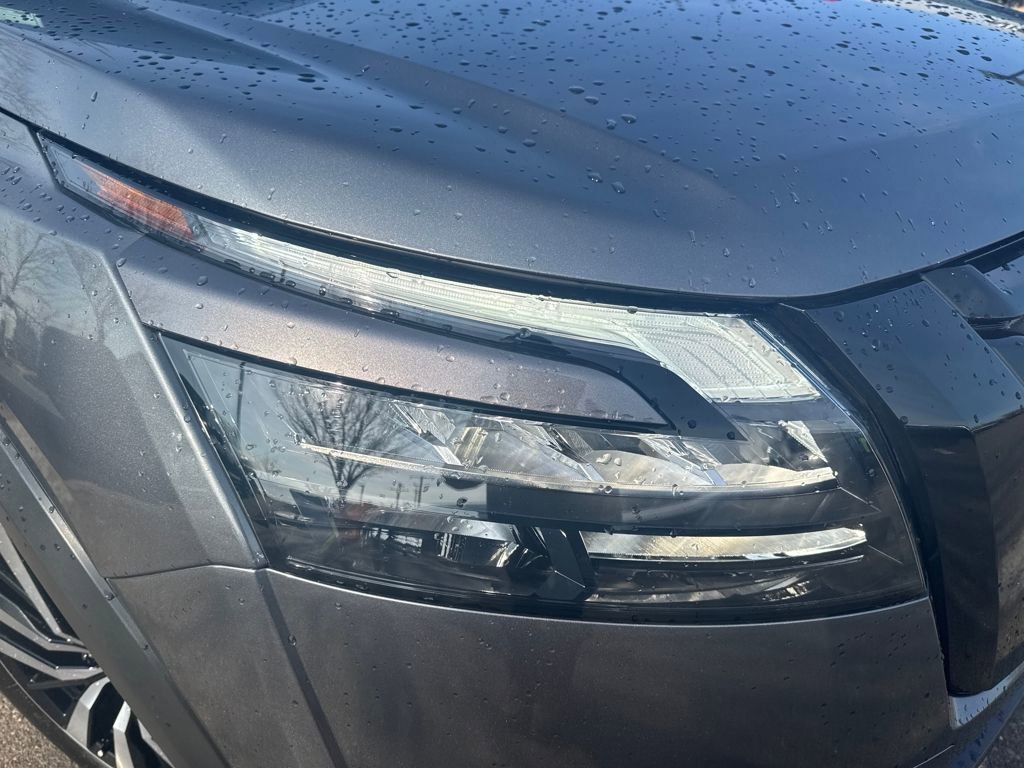Certified 2025 Nissan Pathfinder Platinum w/ Black Appearance Package image 38