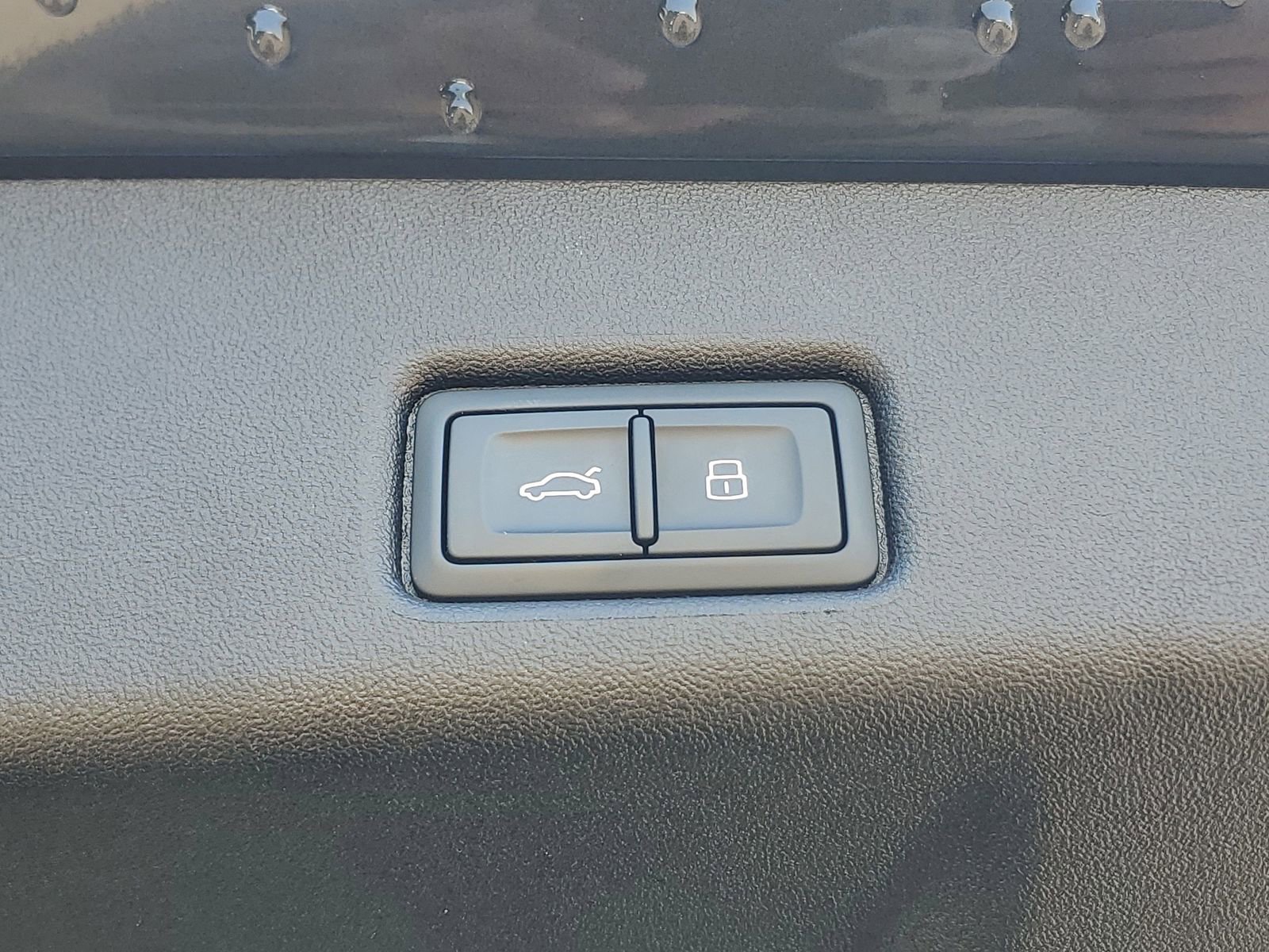 Used 2025 Audi Q5 Premium w/ Convenience Package image 9