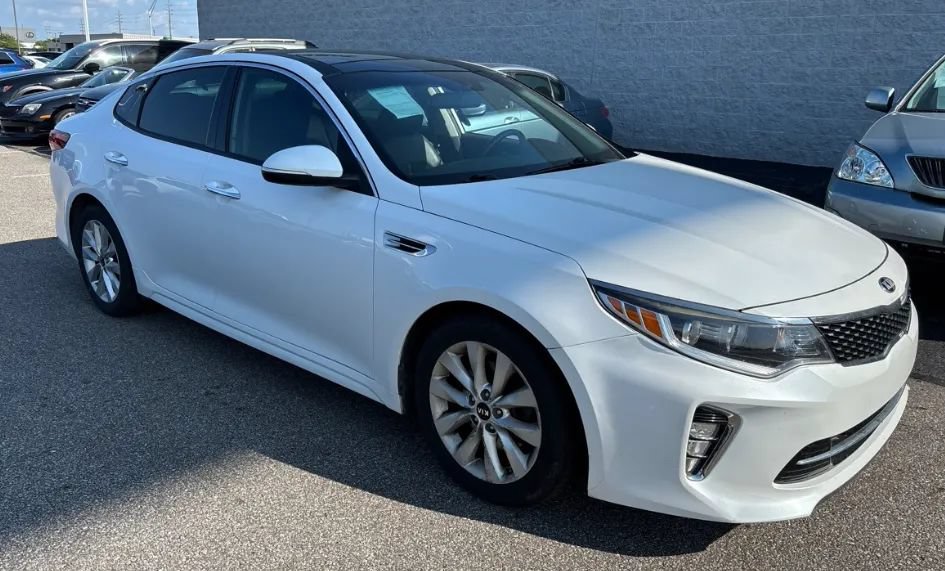 Used 2018 Kia Optima S w/ Panoramic Sunroof Package FWD image 4