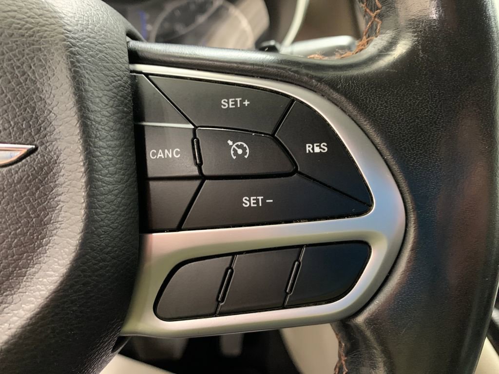 Used 2018 Chrysler Pacifica Touring-L FWD image 25