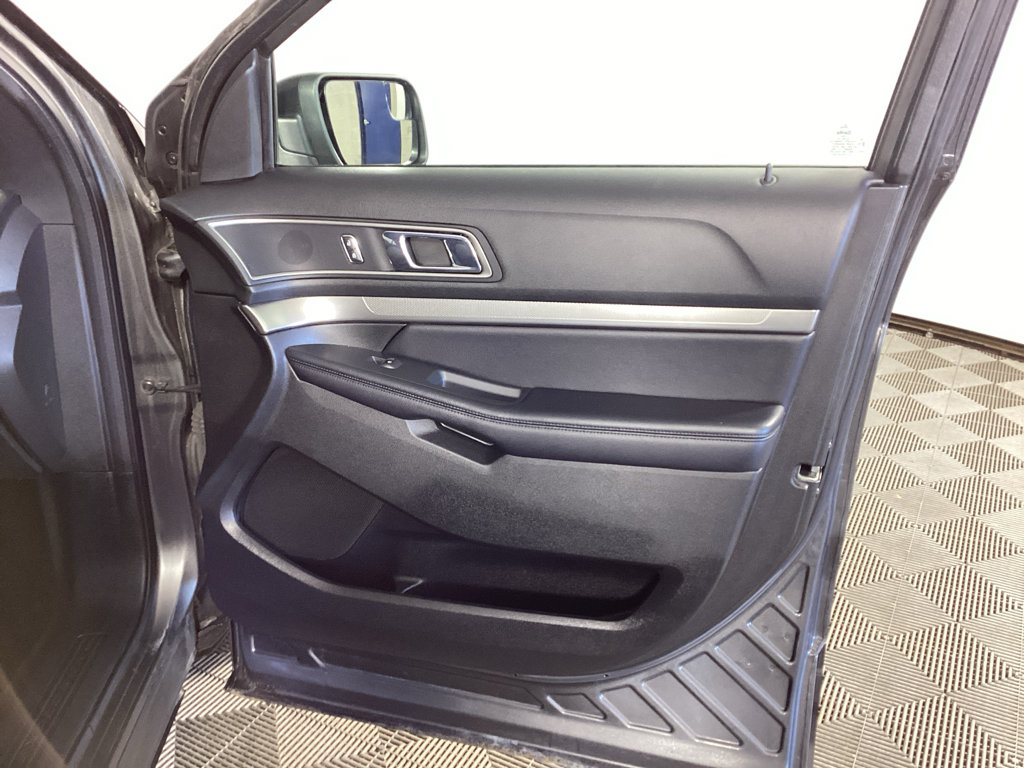 Used 2018 Ford Explorer XLT AWD/4WD image 8