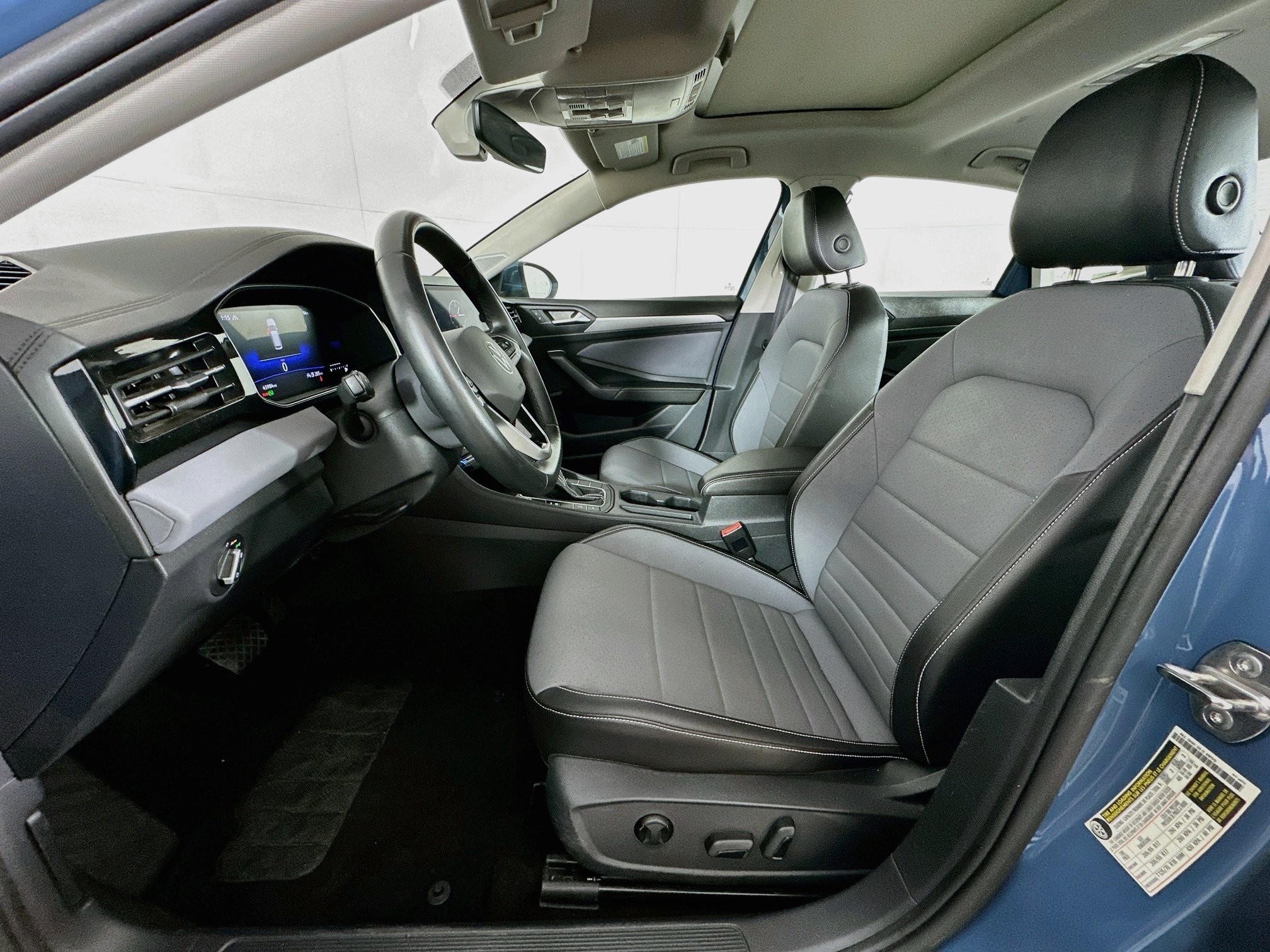 Used 2025 Volkswagen Jetta SE FWD image 13