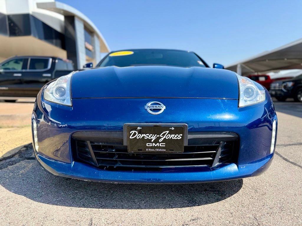Used 2017 Nissan 370Z Coupe RWD image 2