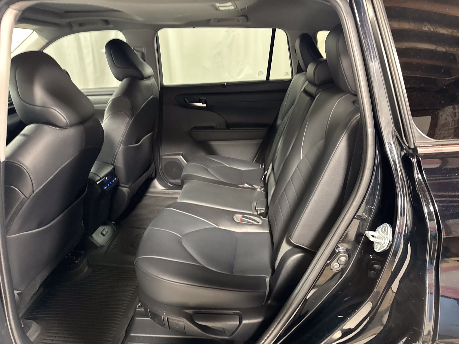 Used 2020 Toyota Highlander XLE AWD/4WD image 5