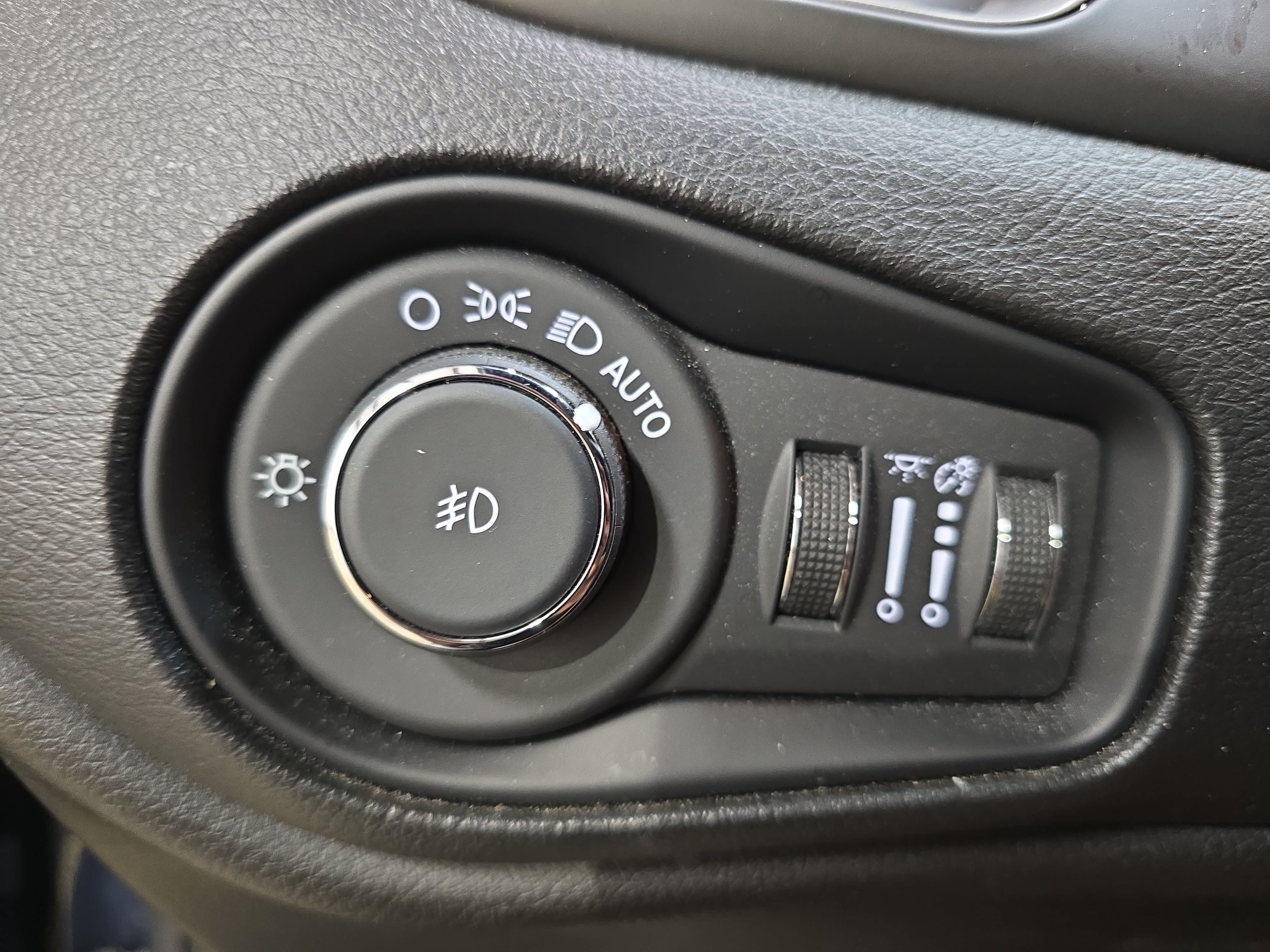 Used 2021 Jeep Renegade Latitude FWD image 23