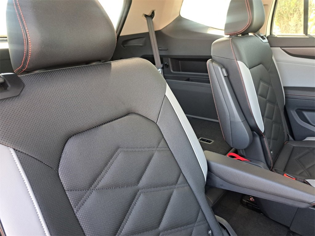 Used 2025 Volkswagen Atlas Peak Edition SE image 25