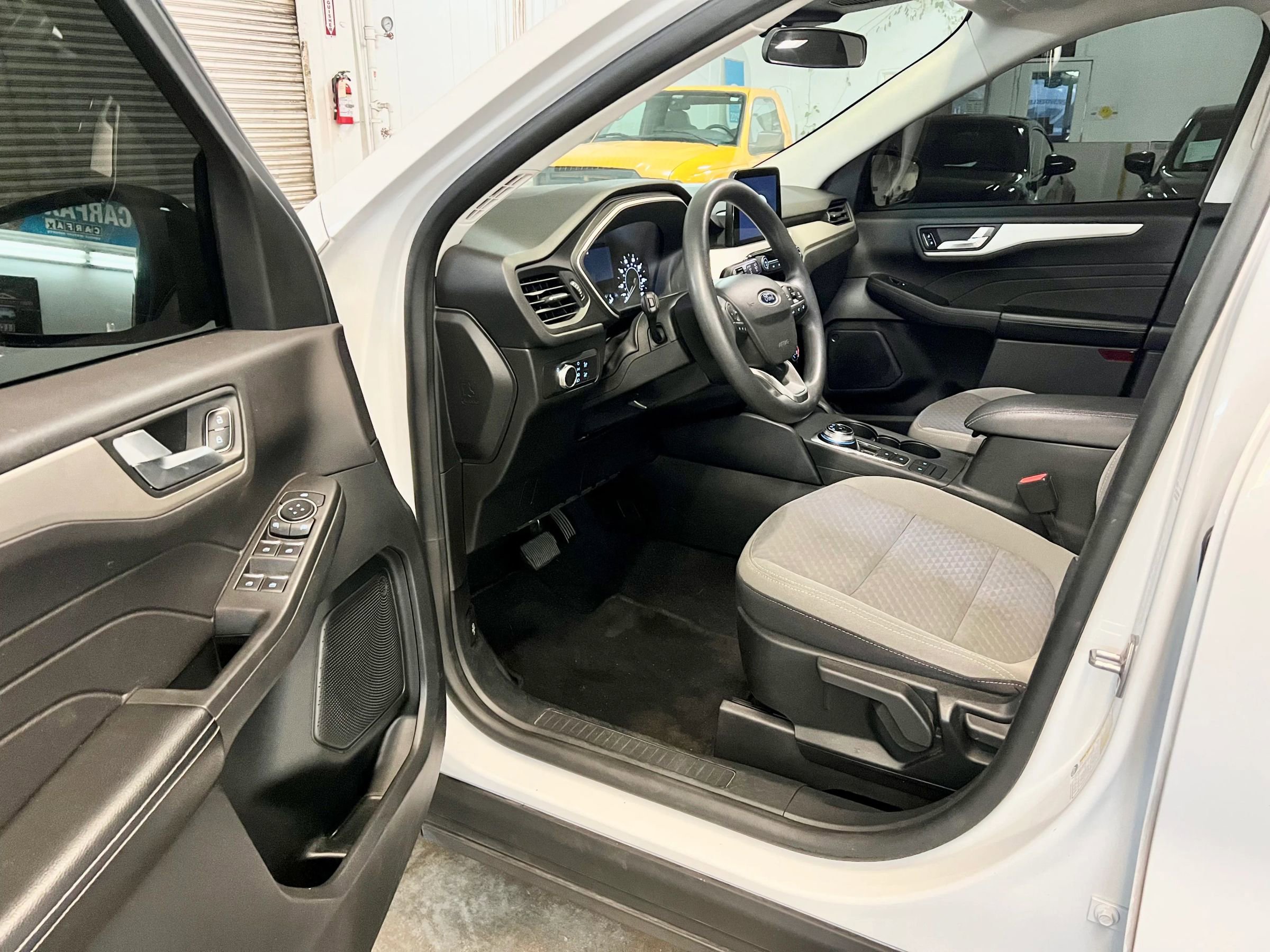 Used 2021 Ford Escape SE w/ SE Sport Appearance Package image 9