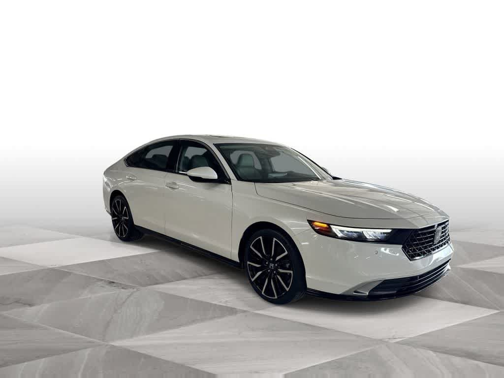 Used 2023 Honda Accord Touring image 2
