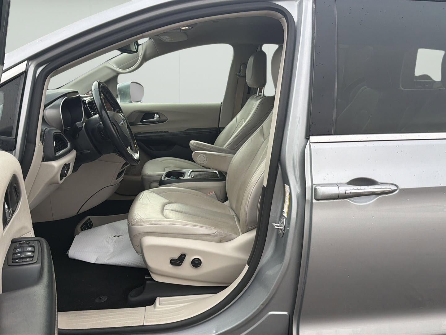 Used 2021 Chrysler Pacifica Touring-L FWD image 14