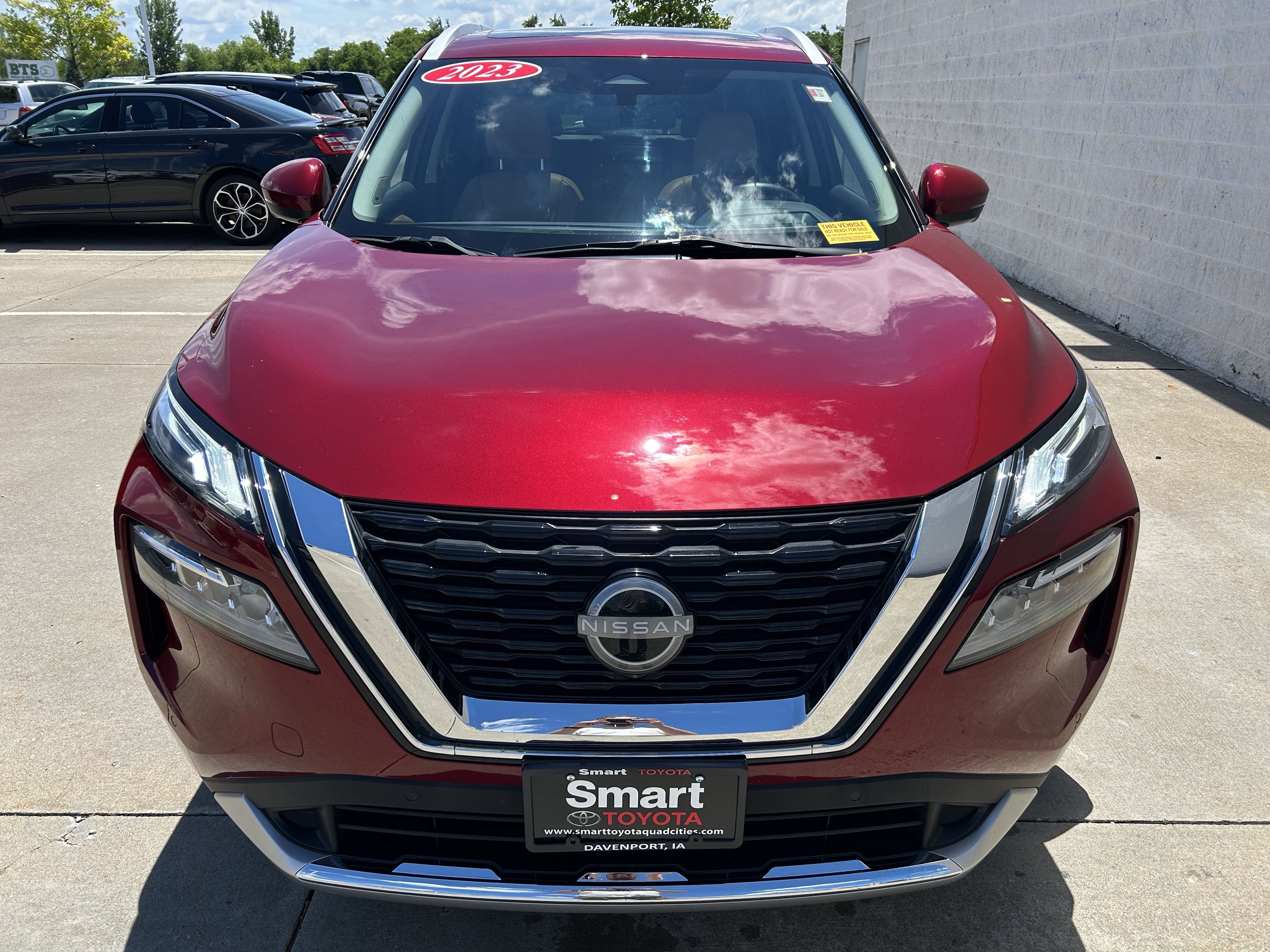 Used 2023 Nissan Rogue Platinum w/ Platinum Premium Package FWD image 2
