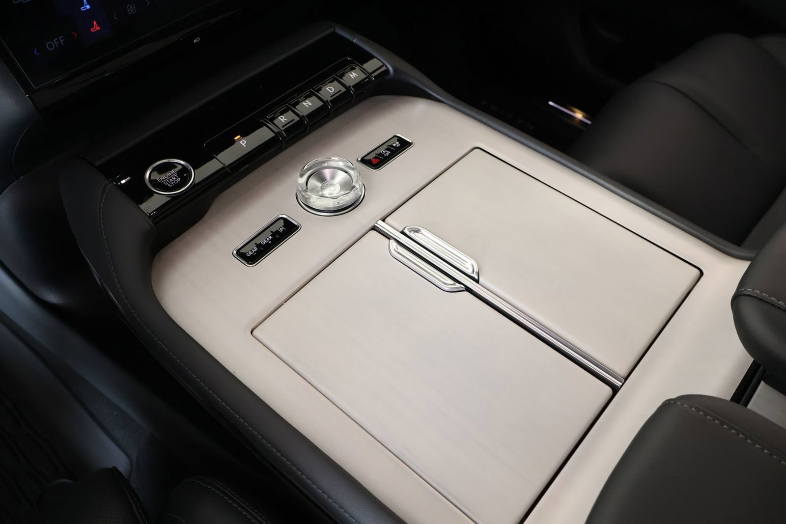 New 2025 Lincoln Navigator Reserve w/ Jet Appearance Package AWD/4WD image 9