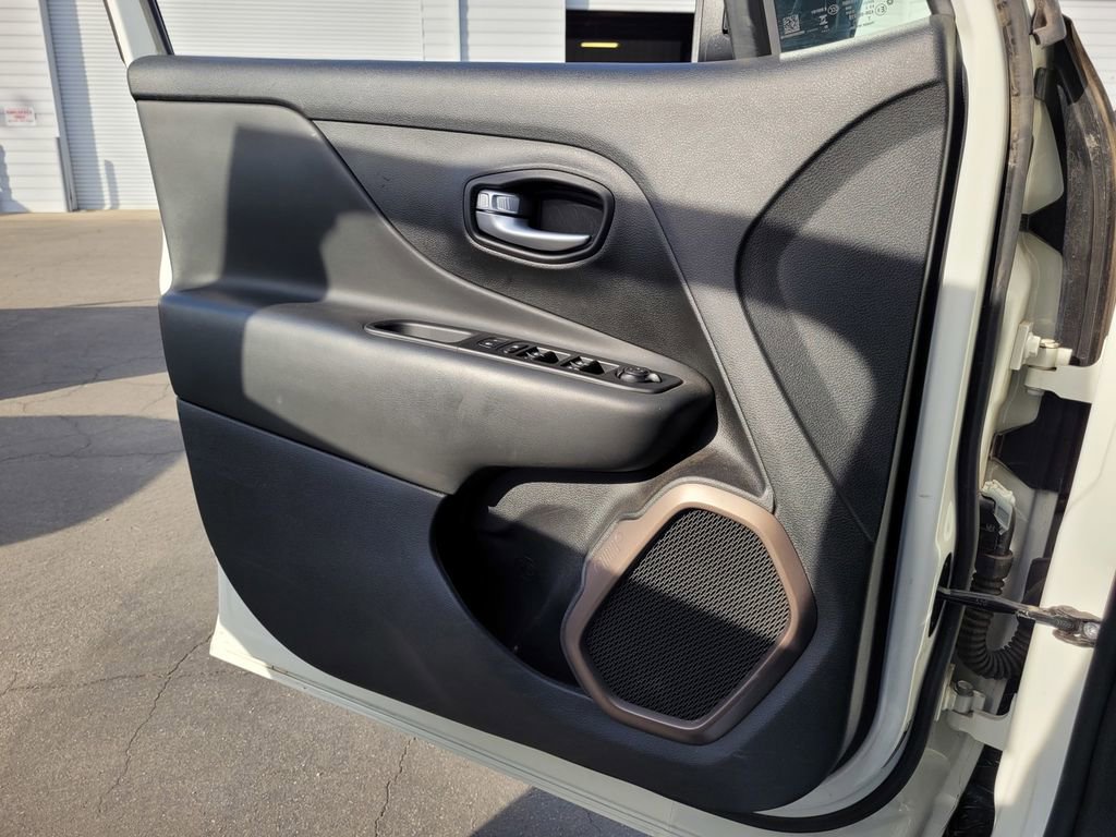 Used 2023 Jeep Renegade Latitude AWD/4WD image 24