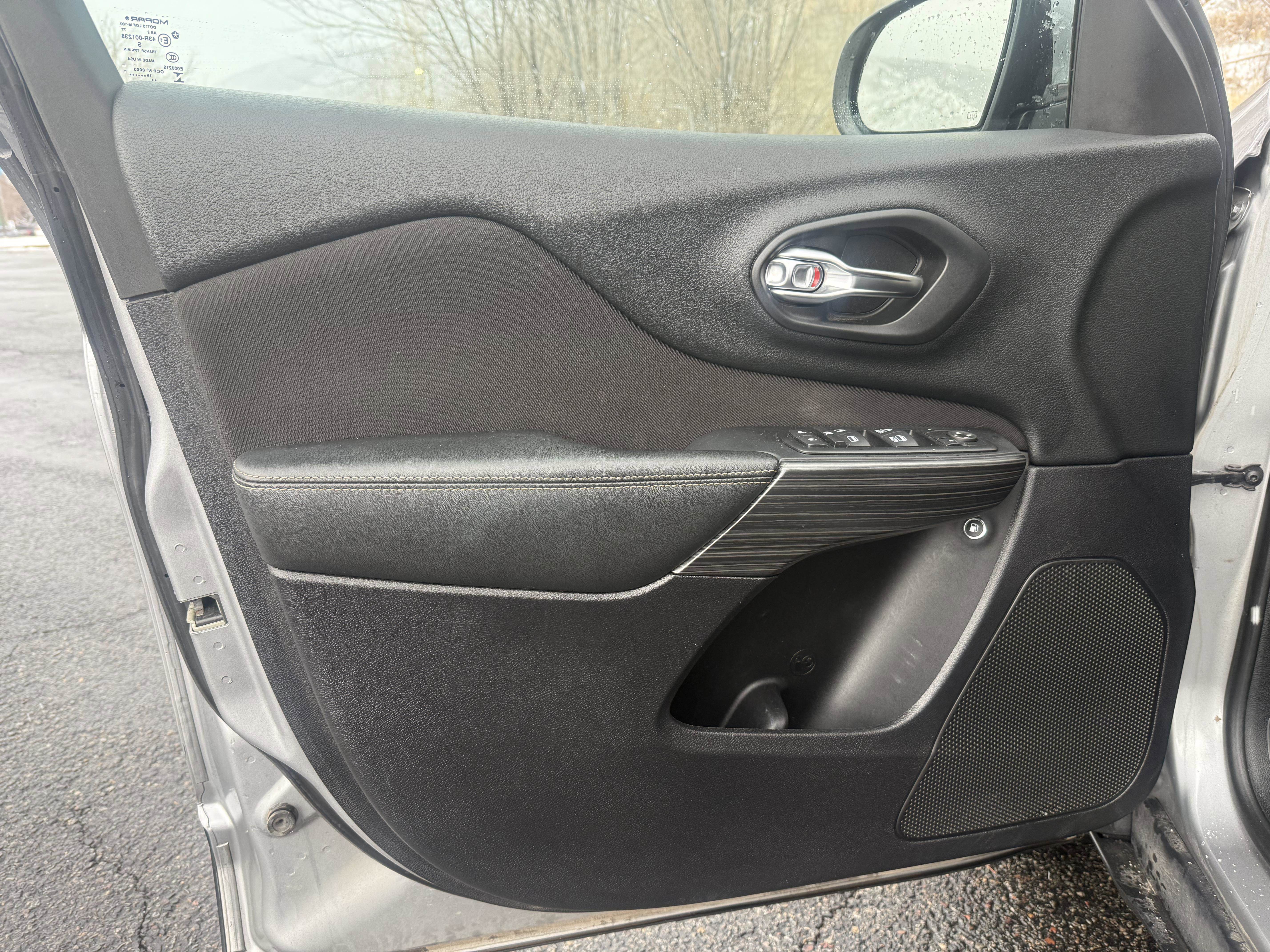 Used 2017 Jeep Cherokee Latitude w/ Cold Weather Group image 16