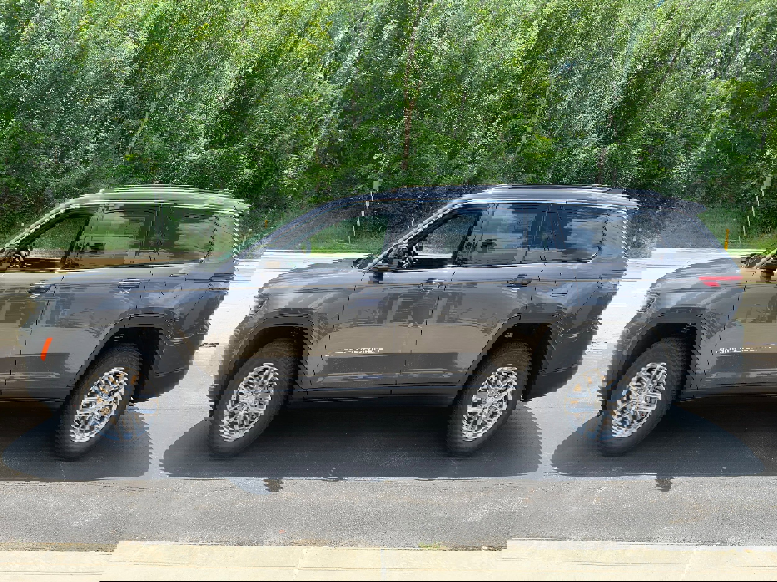 New 2025 Jeep Grand Cherokee L Laredo w/ Luxury Tech Group I image 8